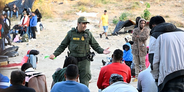 Border Patrol agent addresses migrants