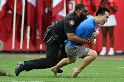 Fan runs onto field at Houston Cougars game, gets absolutely trucked by police officer