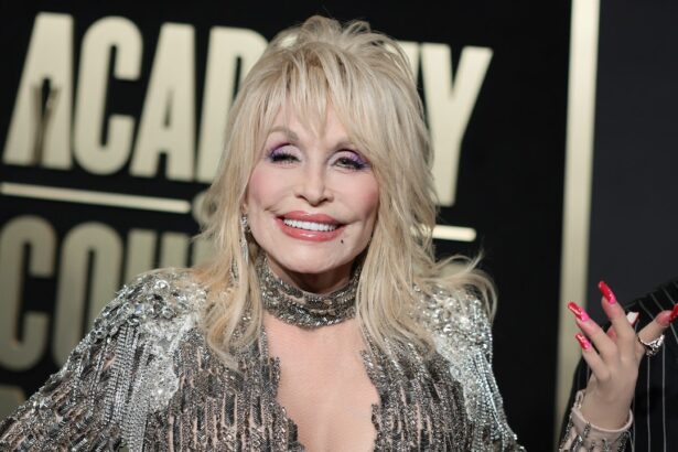 Tennessee Volunteers fans pay incredible tribute to Dolly Parton during season opener