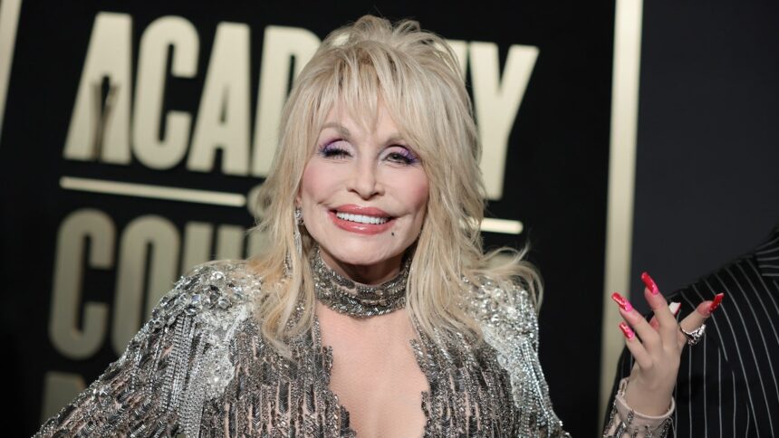 Tennessee Volunteers fans pay incredible tribute to Dolly Parton during season opener