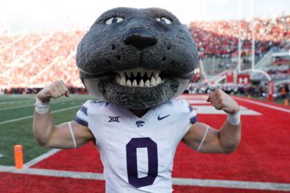 Kansas State Wildcats’ mascot forced to complete absurd amount of push-ups during 71-3 victory
