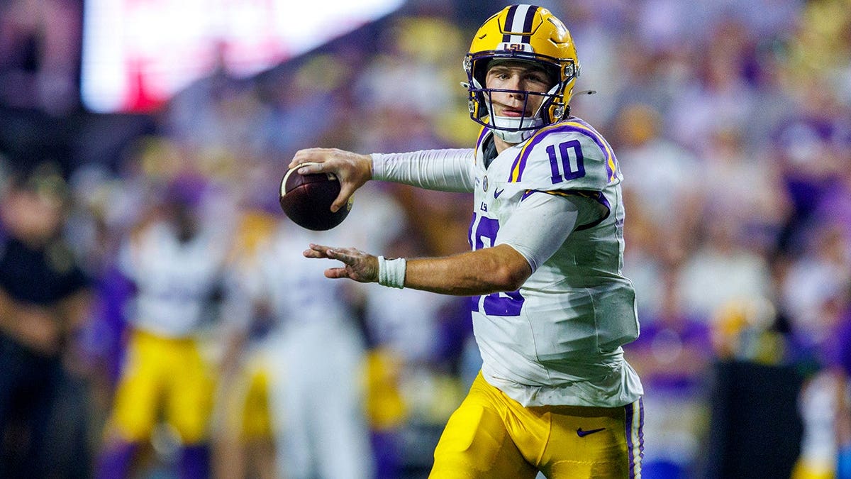 Sam Leavitt scrambles against Clemson during the second half at Tiger Stadium.