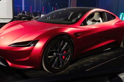 Tesla reopens Roadster reservations – but you’ll need K
