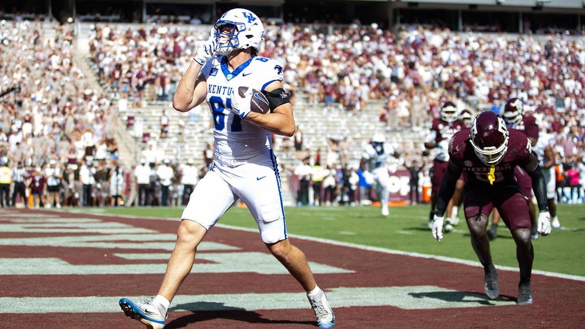 Henry Boyer scoring a touchdown during a Kentucky football game