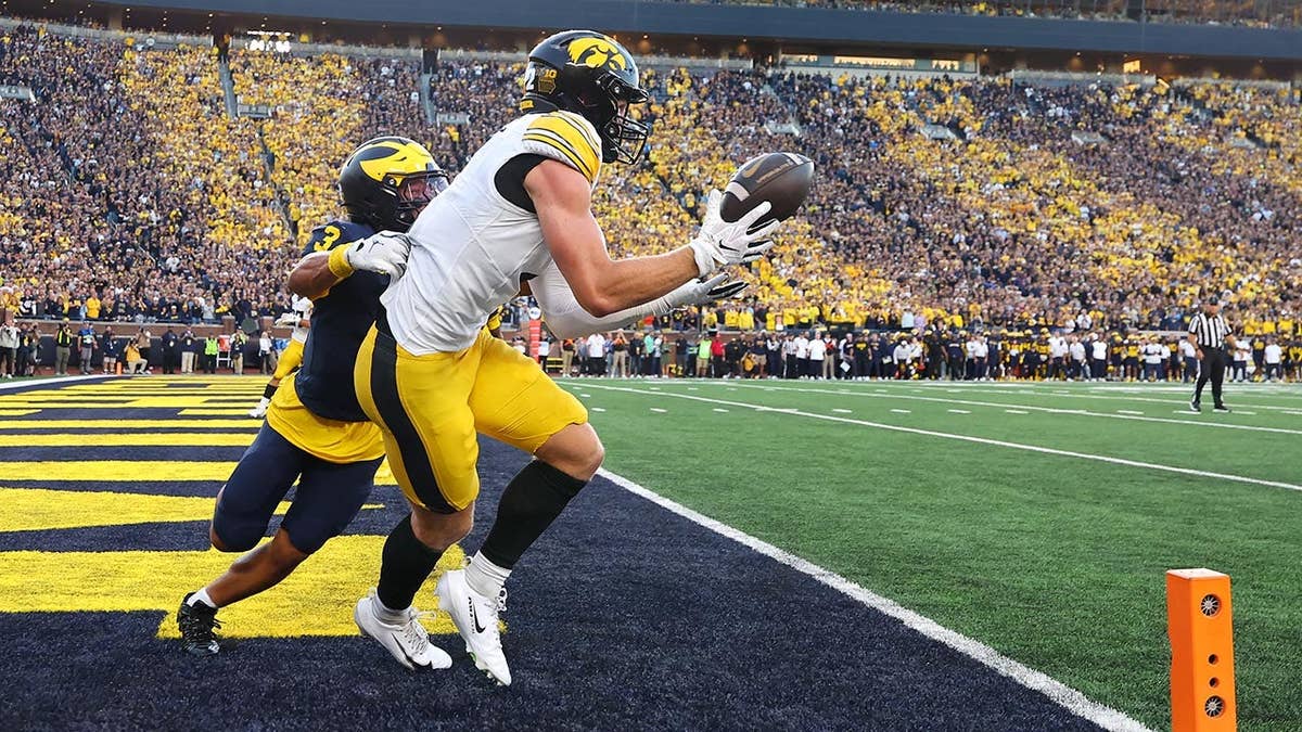 Reece Vander Zee catching a touchdown pass
