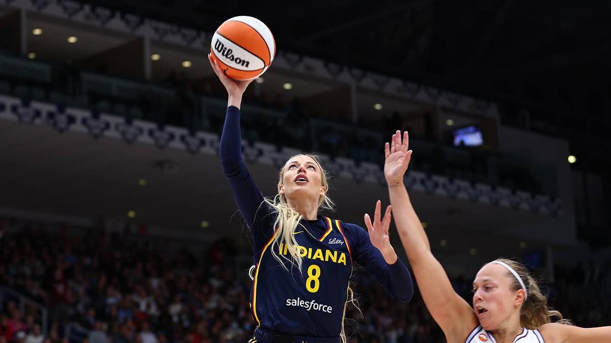 Sophie Cunningham attempting a layup