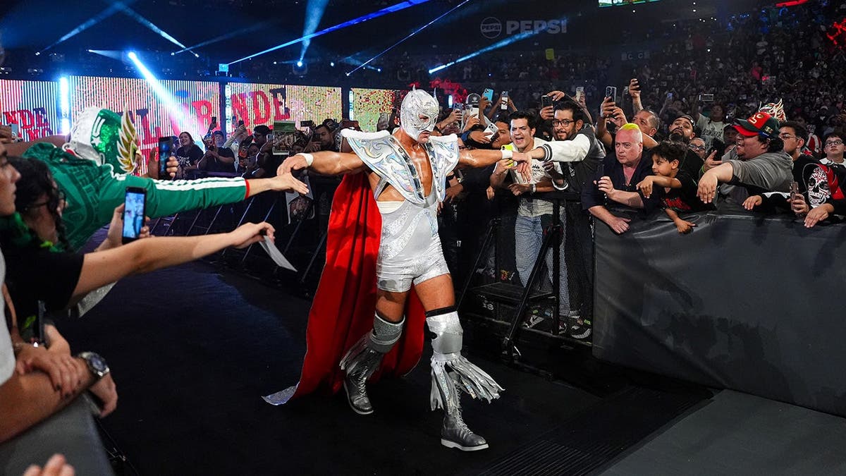El Grande Americano enters the ring during Triplemania 34: Night 2.