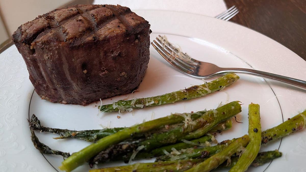 Screencaps reader Glyn sends in a pre-game meal.