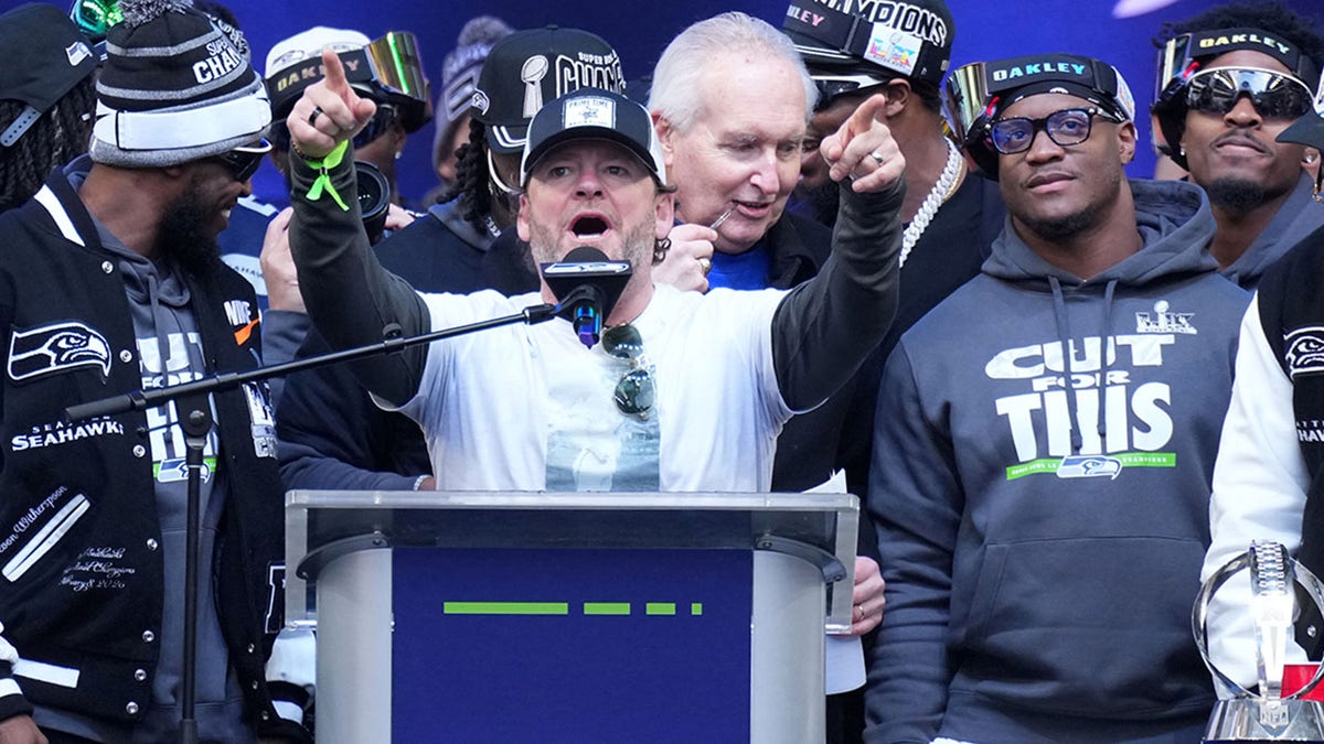 John Schneider speaks to crowd at Super Bowl parade