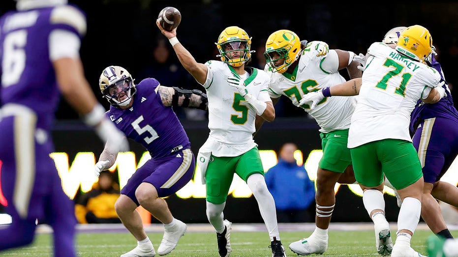 Oregon QB Dante Moore passes against Washington