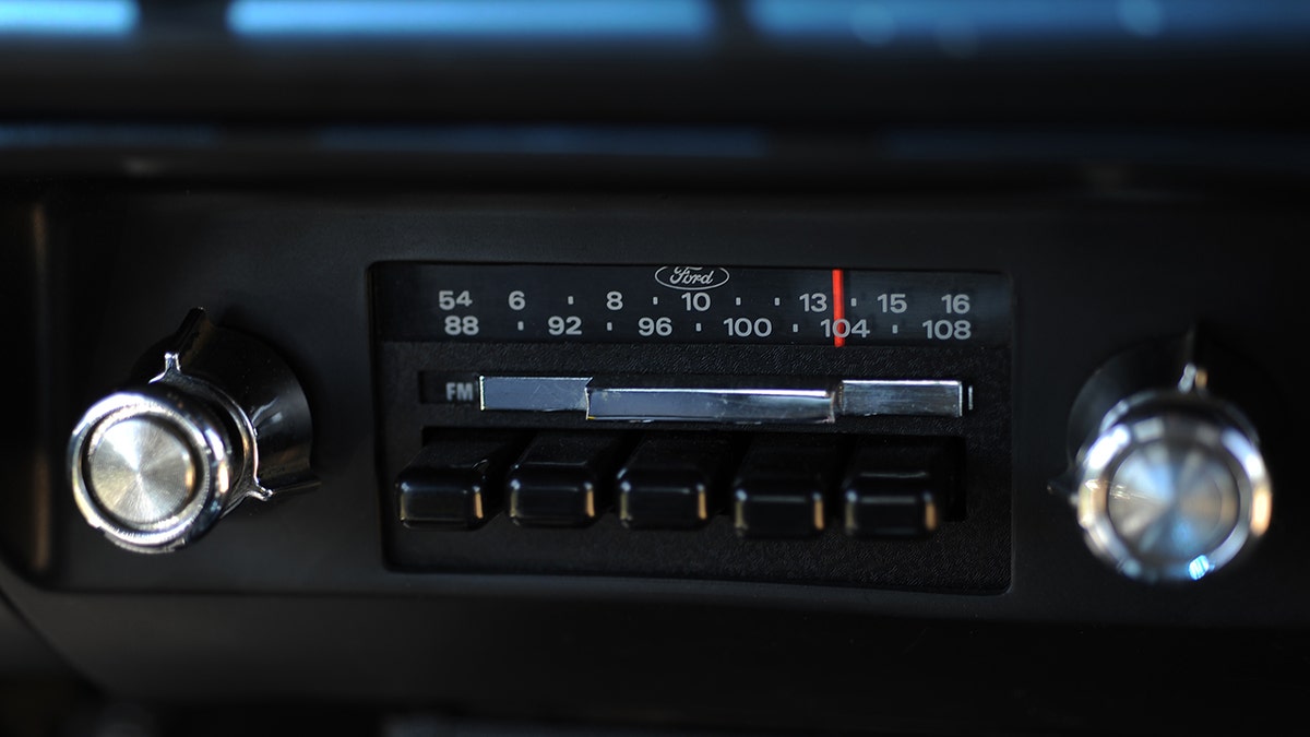 A vintage adio in a Ford car.