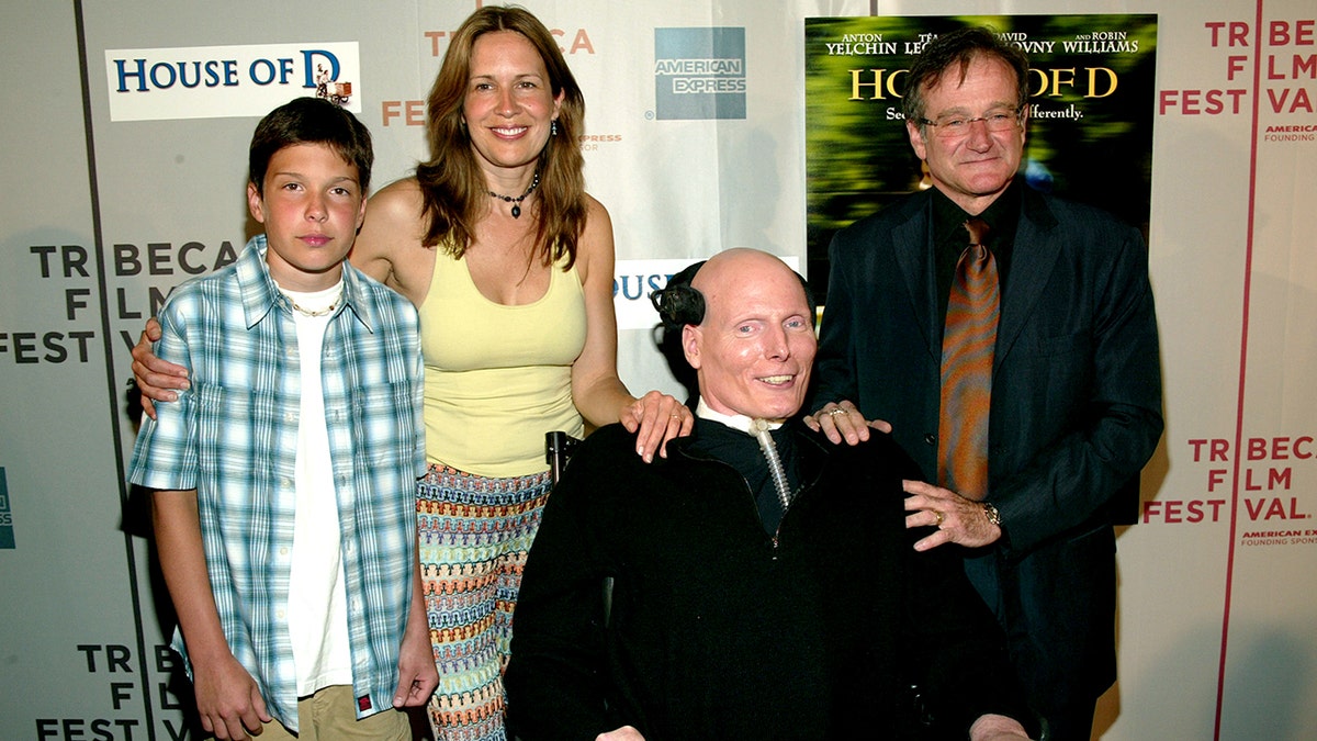 Robin Williams poses with Christopher Reeve and his family.