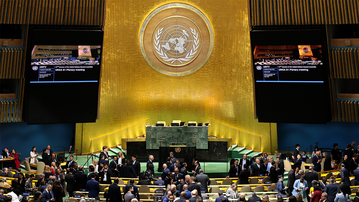 United Nations delegates stream into headquarters in New York