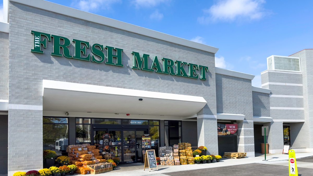Fresh Market grocery store in Edens Plaza shopping center in Wilmette, Ill.
